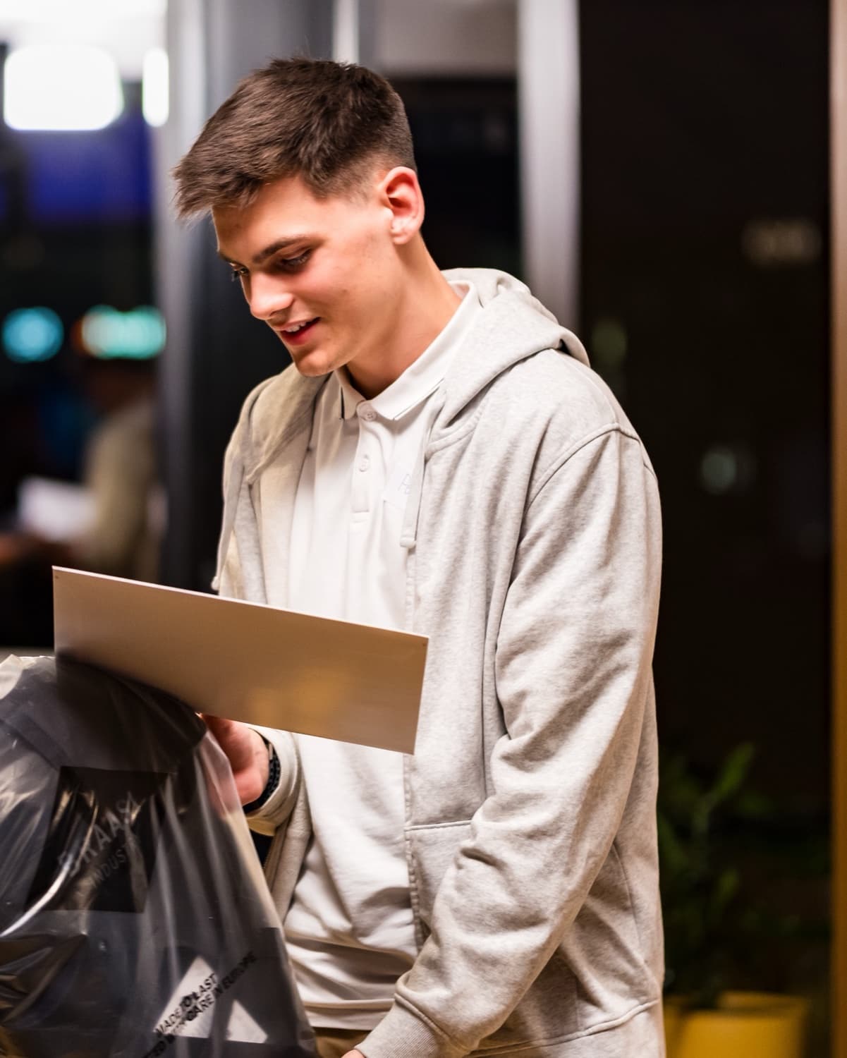 Petr Kynčl přebírá cenu za 2. místo na Cursor Hackathonu v Praze