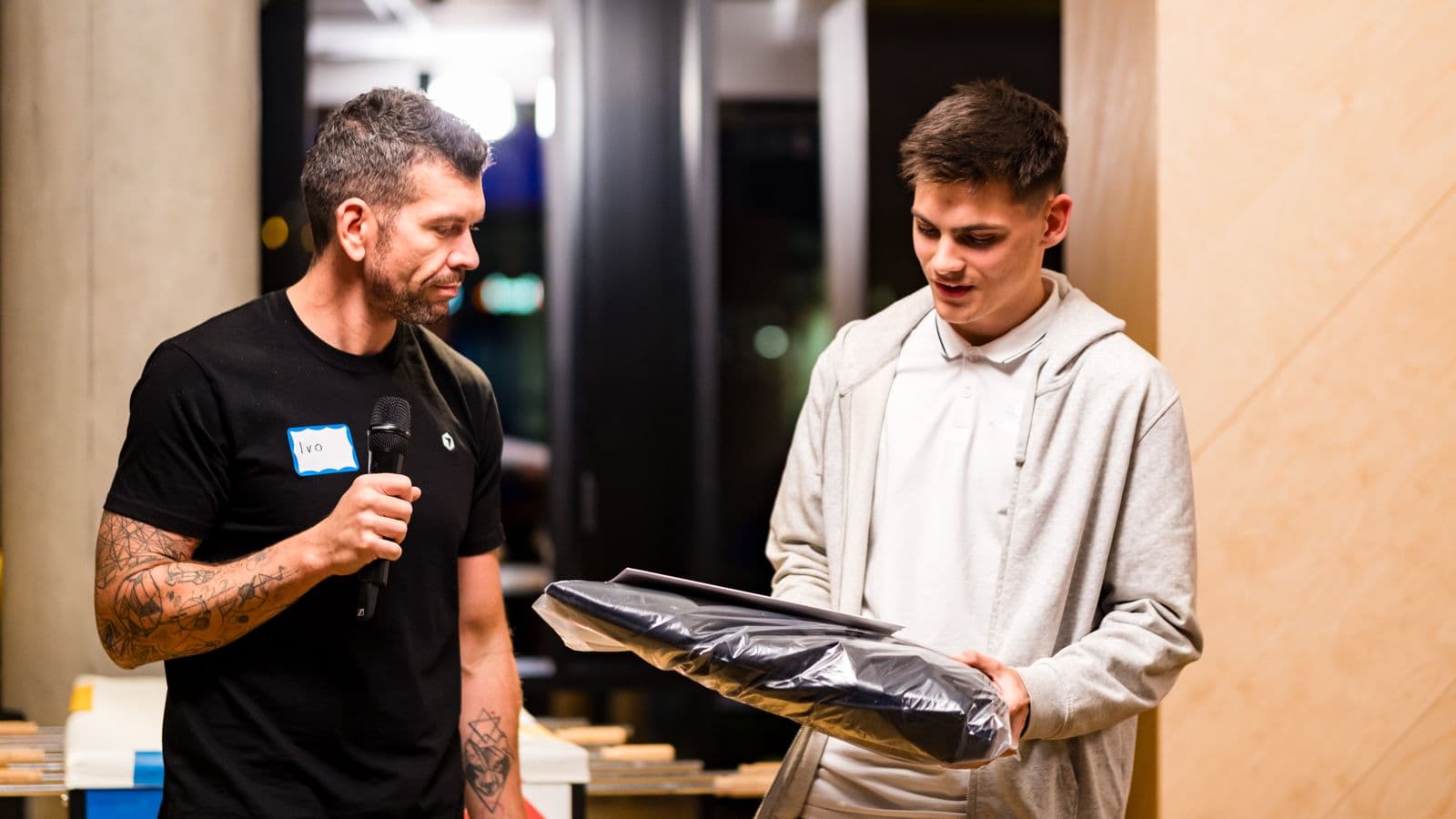 Přebírání ceny za 2. místo na Cursor Hackathonu v Praze