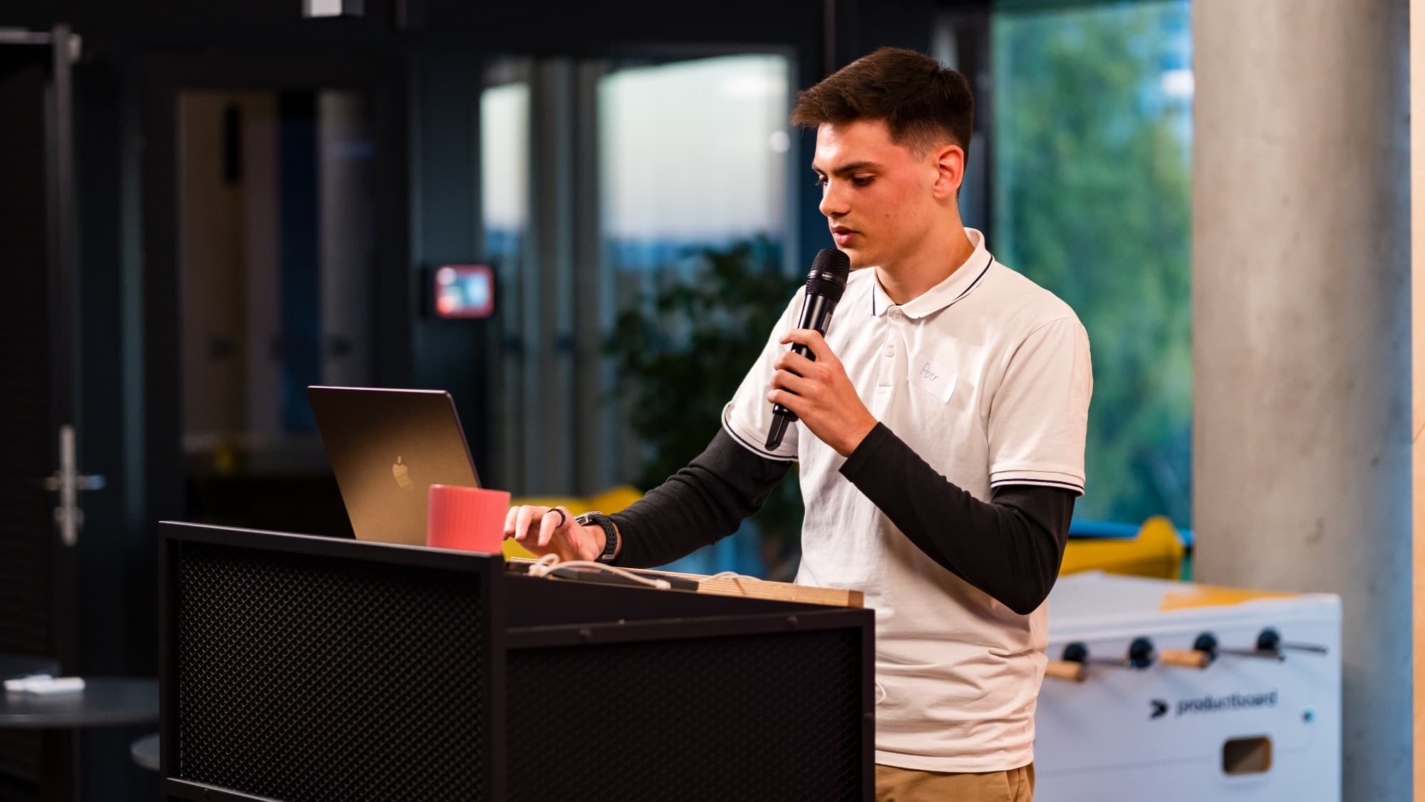 Petr Kynčl prezentuje projekt na pódiu v Praze