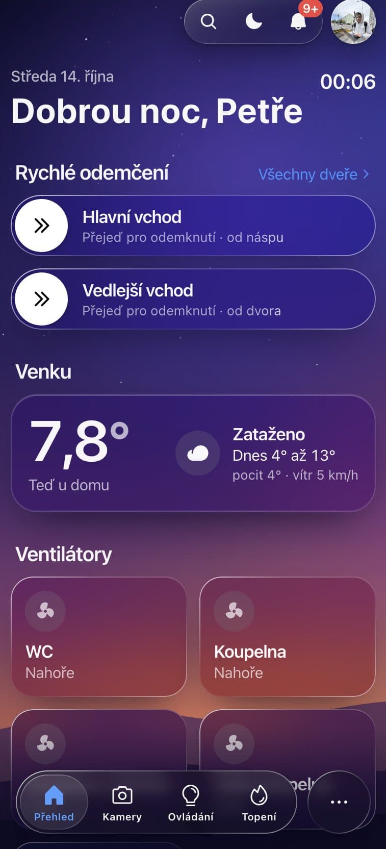 Přehled na telefonu se skleněnou lištou ve stylu iOS 26